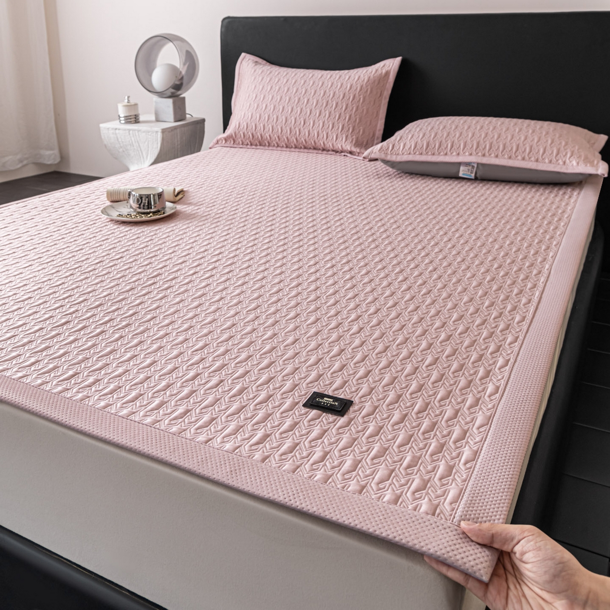 91家纺网 家纺一手货源 找家纺 耐思家纺 2026新款A类复合三明治PE乙纶提花冰豆豆凉席床笠海之恋系列（提供买家秀） 海之恋-粉床席款