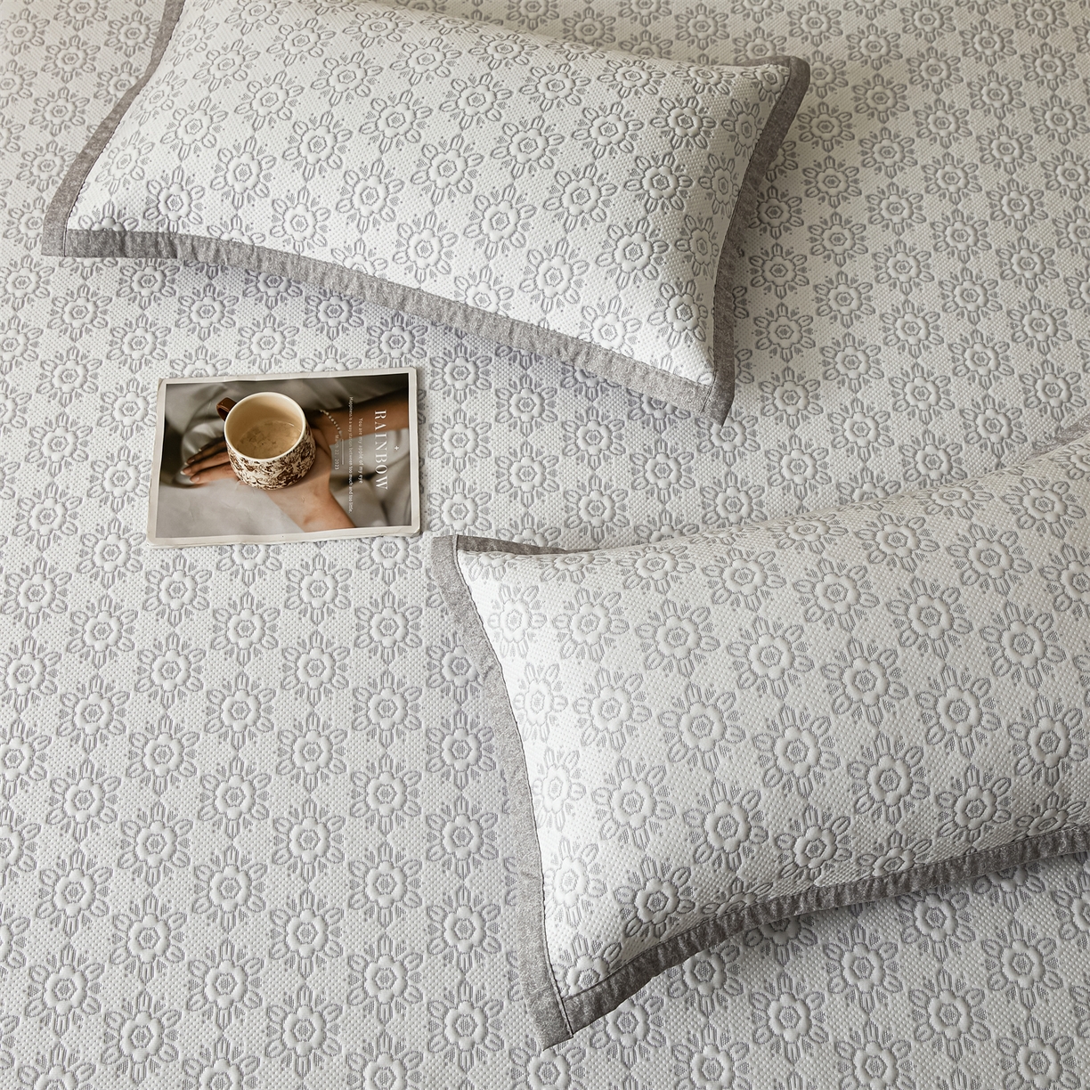 91家纺网 家纺一手货源 找家纺 耐思家纺 2026新款高端三明治硅胶复合PE乙纶提花冰豆豆凉席空调席韩版NIS系列（提供买家秀）床笠款 韩INS-璇花灰