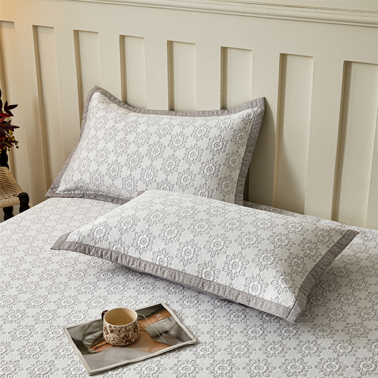 91家纺网 家纺一手货源 找家纺 耐思家纺 2026新款高端三明治硅胶复合PE乙纶提花冰豆豆凉席空调席韩版NIS系列（提供买家秀）床笠款 韩INS-璇花灰