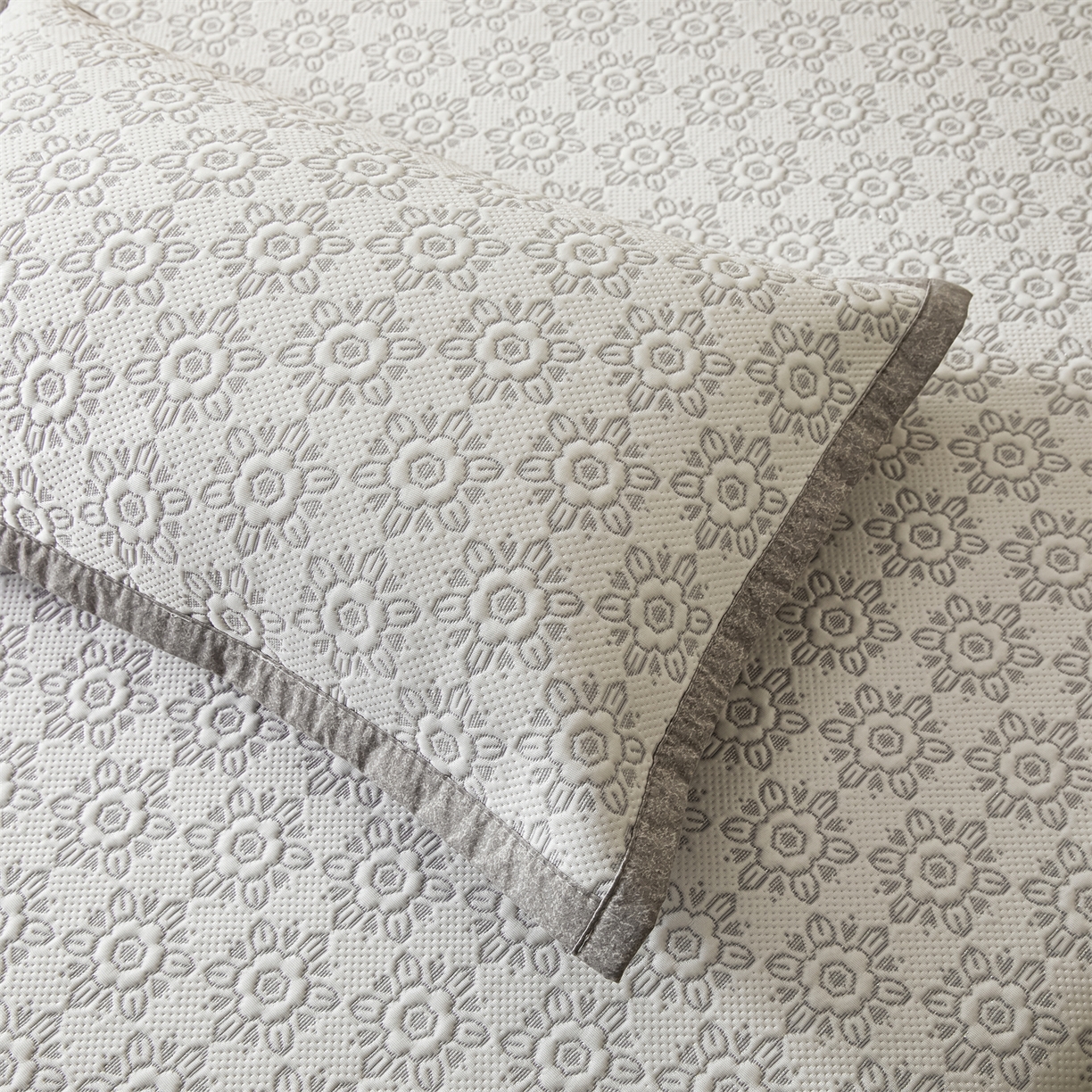 91家纺网 家纺一手货源 找家纺 耐思家纺 2026新款高端三明治硅胶复合PE乙纶提花冰豆豆凉席空调席韩版NIS系列（提供买家秀）床笠款 韩INS-璇花灰