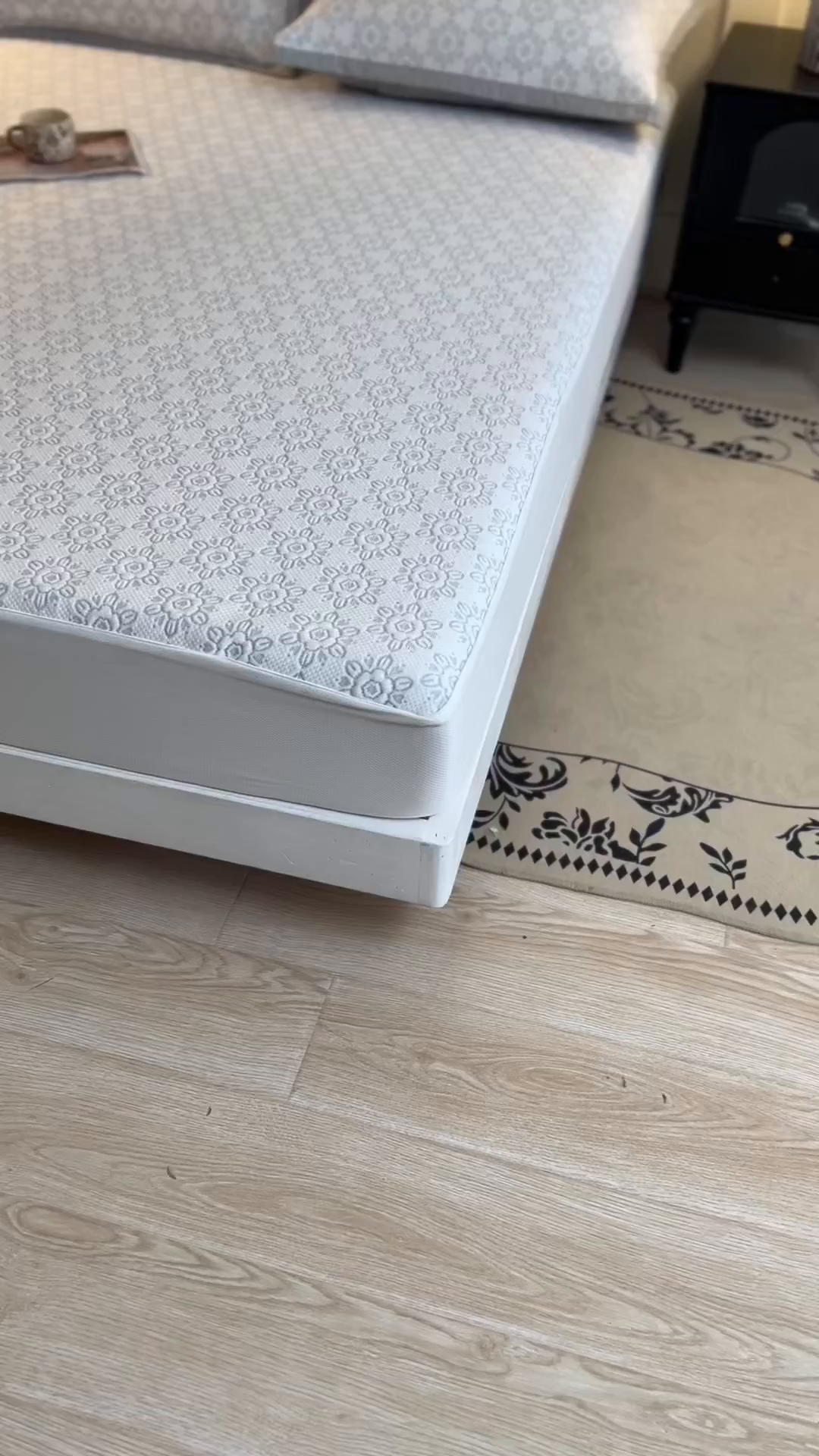 91家纺网 家纺一手货源 找家纺 耐思家纺 2026新款高端三明治硅胶复合PE乙纶提花冰豆豆凉席空调席韩版NIS系列（提供买家秀）床笠款 韩INS-璇花灰