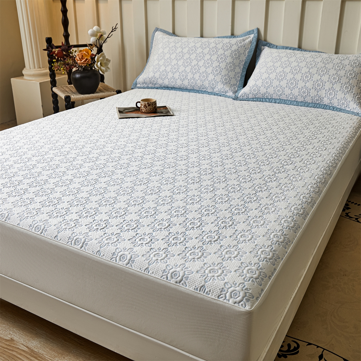 91家纺网 家纺一手货源 找家纺 耐思家纺 2026新款高端三明治硅胶复合PE乙纶提花冰豆豆凉席空调席韩版NIS系列（提供买家秀）床笠款 韩INS-璇花蓝