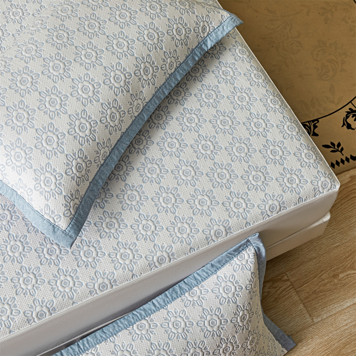 91家纺网 家纺一手货源 找家纺 耐思家纺 2026新款高端三明治硅胶复合PE乙纶提花冰豆豆凉席空调席韩版NIS系列（提供买家秀）床笠款 韩INS-璇花蓝