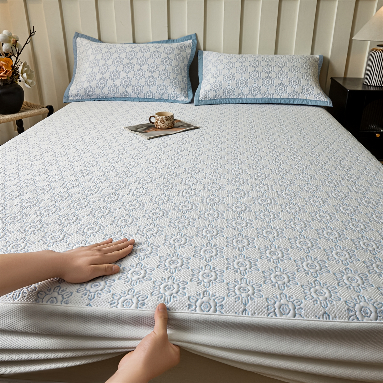 91家纺网 家纺一手货源 找家纺 耐思家纺 2026新款高端三明治硅胶复合PE乙纶提花冰豆豆凉席空调席韩版NIS系列（提供买家秀）床笠款 韩INS-璇花蓝