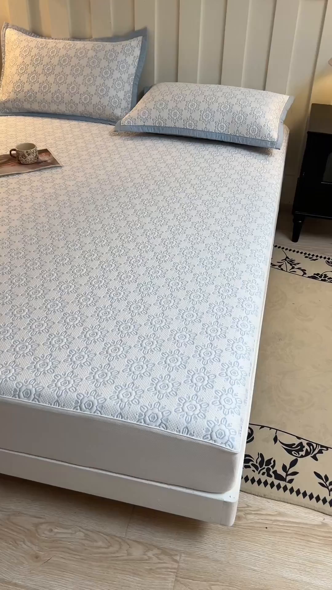 91家纺网 家纺一手货源 找家纺 耐思家纺 2026新款高端三明治硅胶复合PE乙纶提花冰豆豆凉席空调席韩版NIS系列（提供买家秀）床笠款 韩INS-璇花蓝