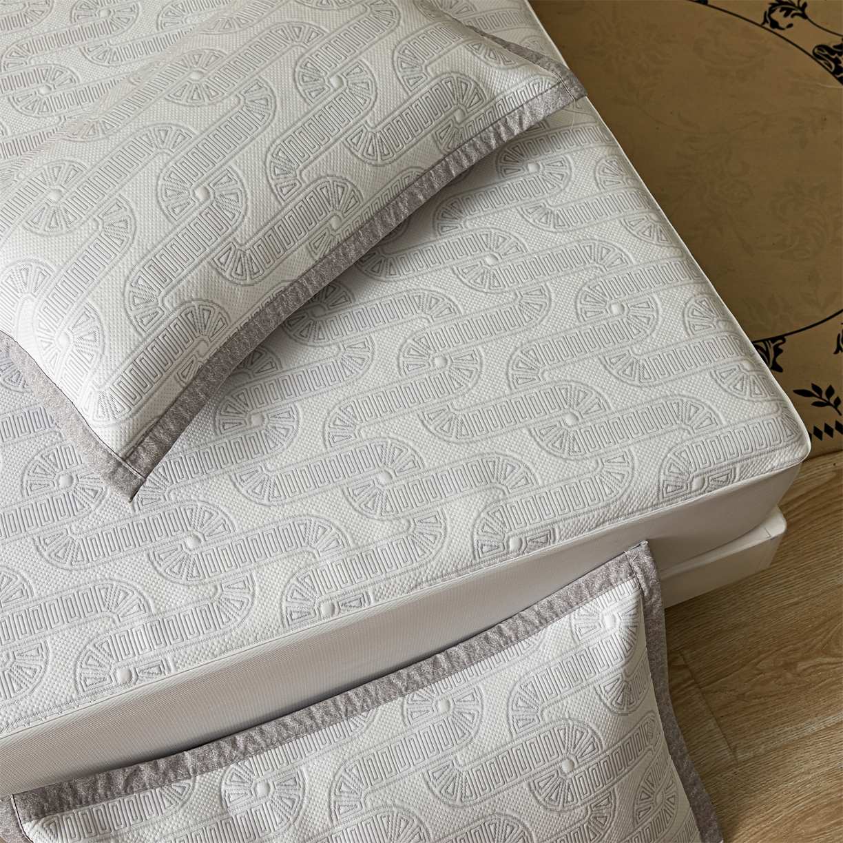 91家纺网 家纺一手货源 找家纺 耐思家纺 2026新款高端三明治硅胶复合PE乙纶提花冰豆豆凉席空调席韩版NIS系列（提供买家秀）床笠款 韩INS-云间环