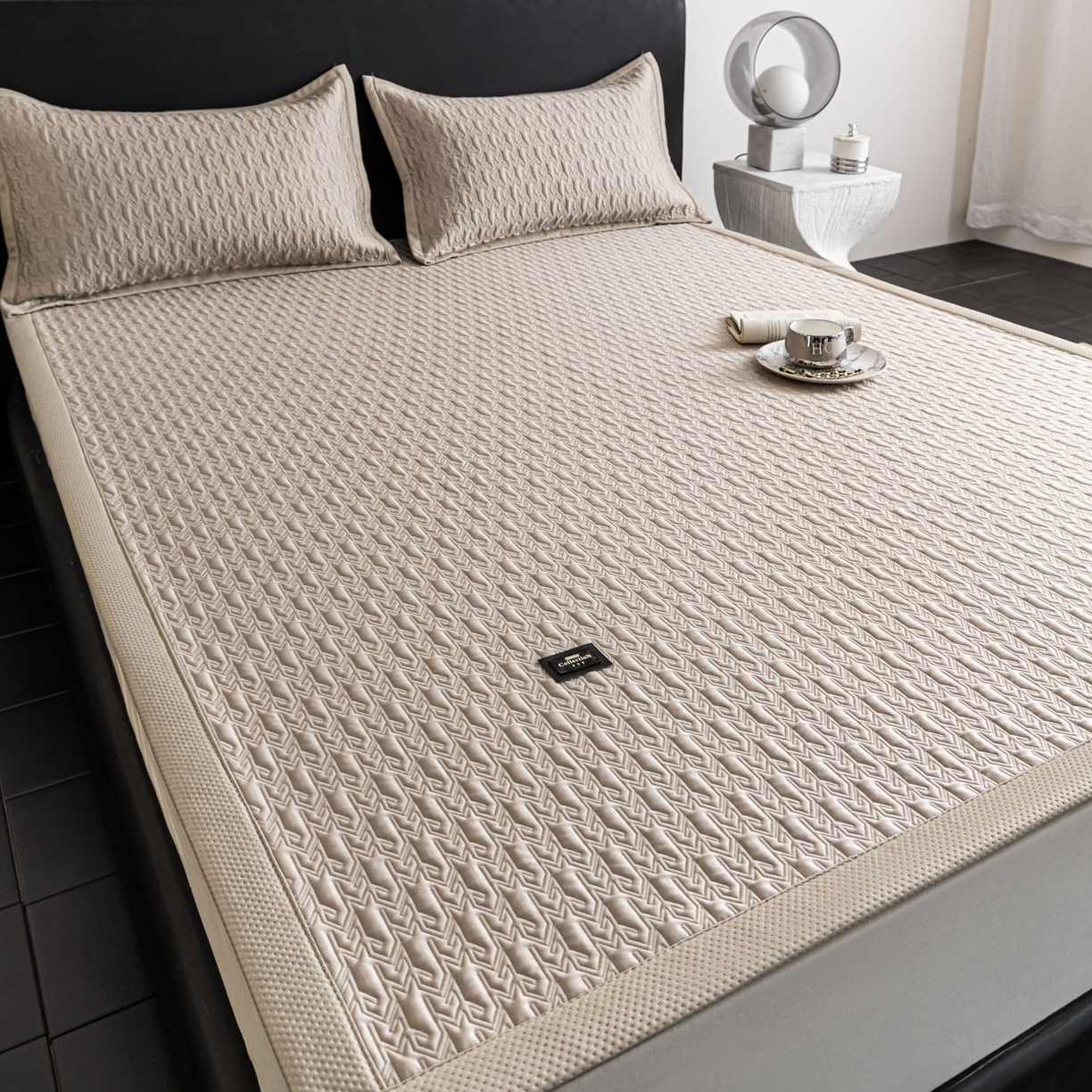 91家纺网 家纺一手货源 找家纺 耐思家纺 2026新款A类复合三明治PE乙纶提花冰豆豆凉席床笠海之恋系列（提供买家秀） 海之恋-卡其床席款