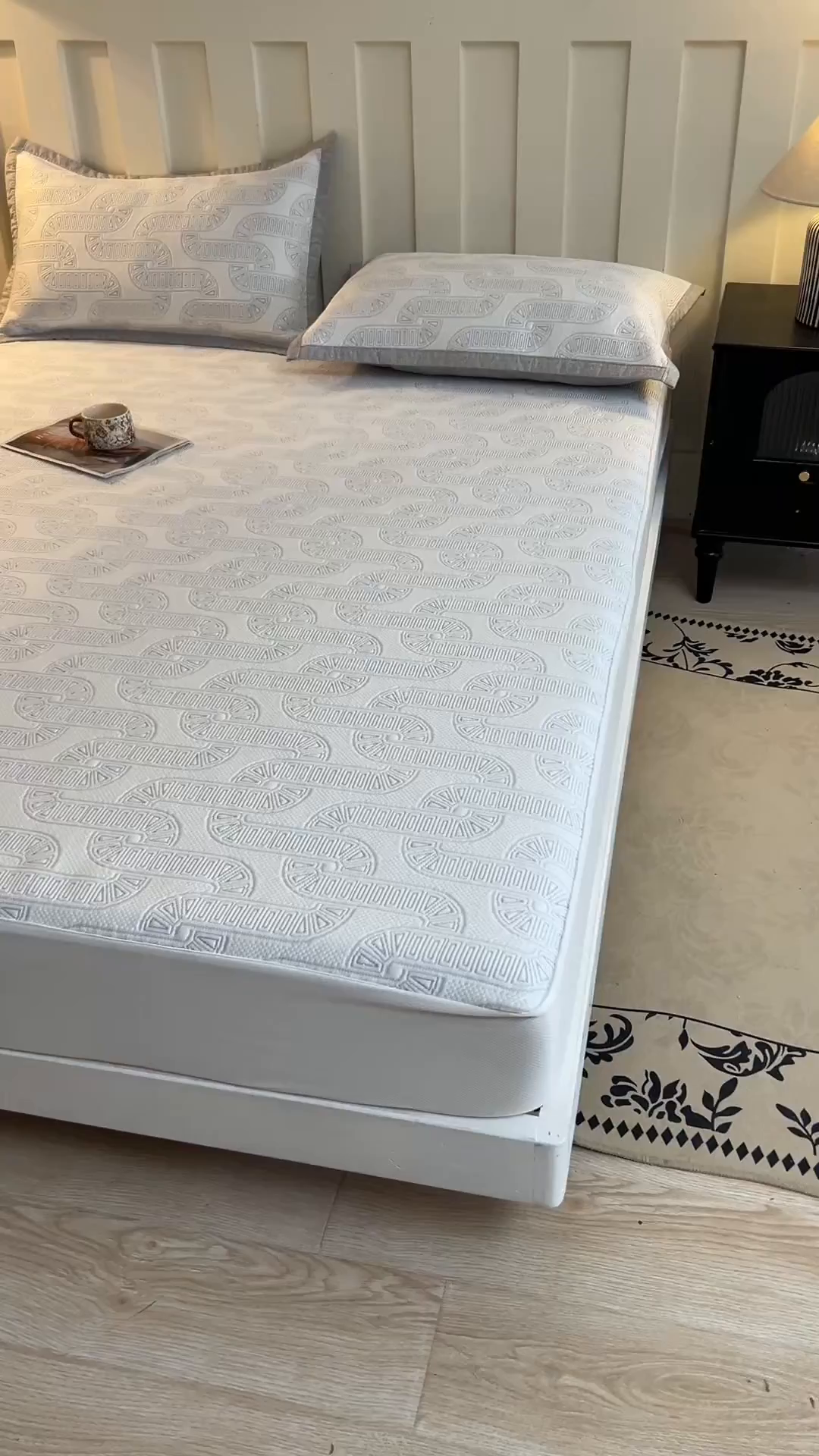 91家纺网 家纺一手货源 找家纺 耐思家纺 2026新款高端三明治硅胶复合PE乙纶提花冰豆豆凉席空调席韩版NIS系列（提供买家秀）床笠款 韩INS-云间环