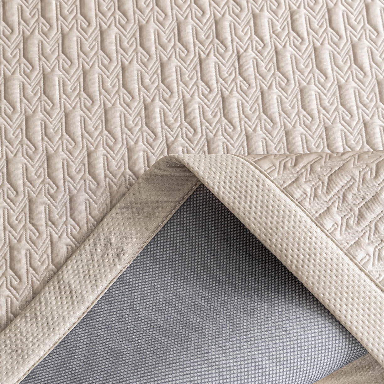 91家纺网 家纺一手货源 找家纺 耐思家纺 2026新款A类复合三明治PE乙纶提花冰豆豆凉席床笠海之恋系列（提供买家秀） 海之恋-卡其床席款