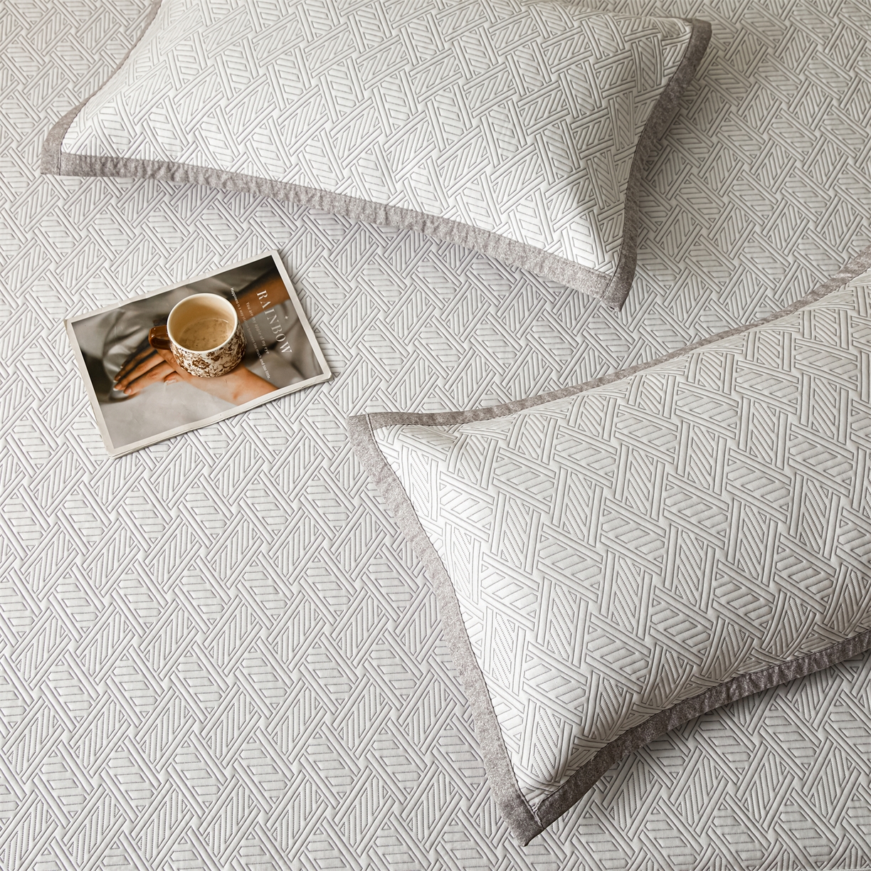 91家纺网 家纺一手货源 找家纺 耐思家纺 2026新款高端三明治硅胶复合PE乙纶提花冰豆豆凉席空调席韩版NIS系列（提供买家秀）床笠款 韩INS-纵横灰