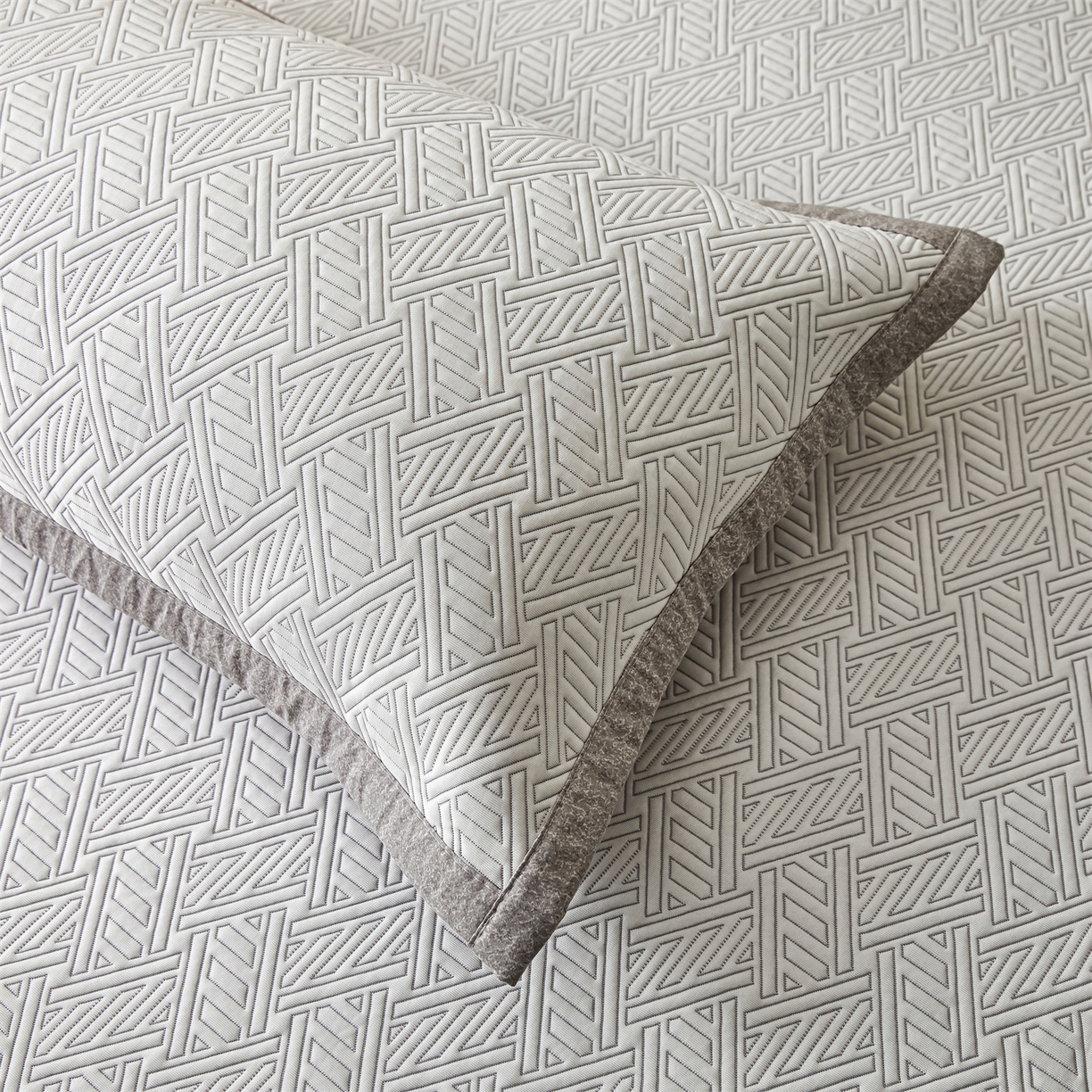 91家纺网 家纺一手货源 找家纺 耐思家纺 2026新款高端三明治硅胶复合PE乙纶提花冰豆豆凉席空调席韩版NIS系列（提供买家秀）床笠款 韩INS-纵横灰