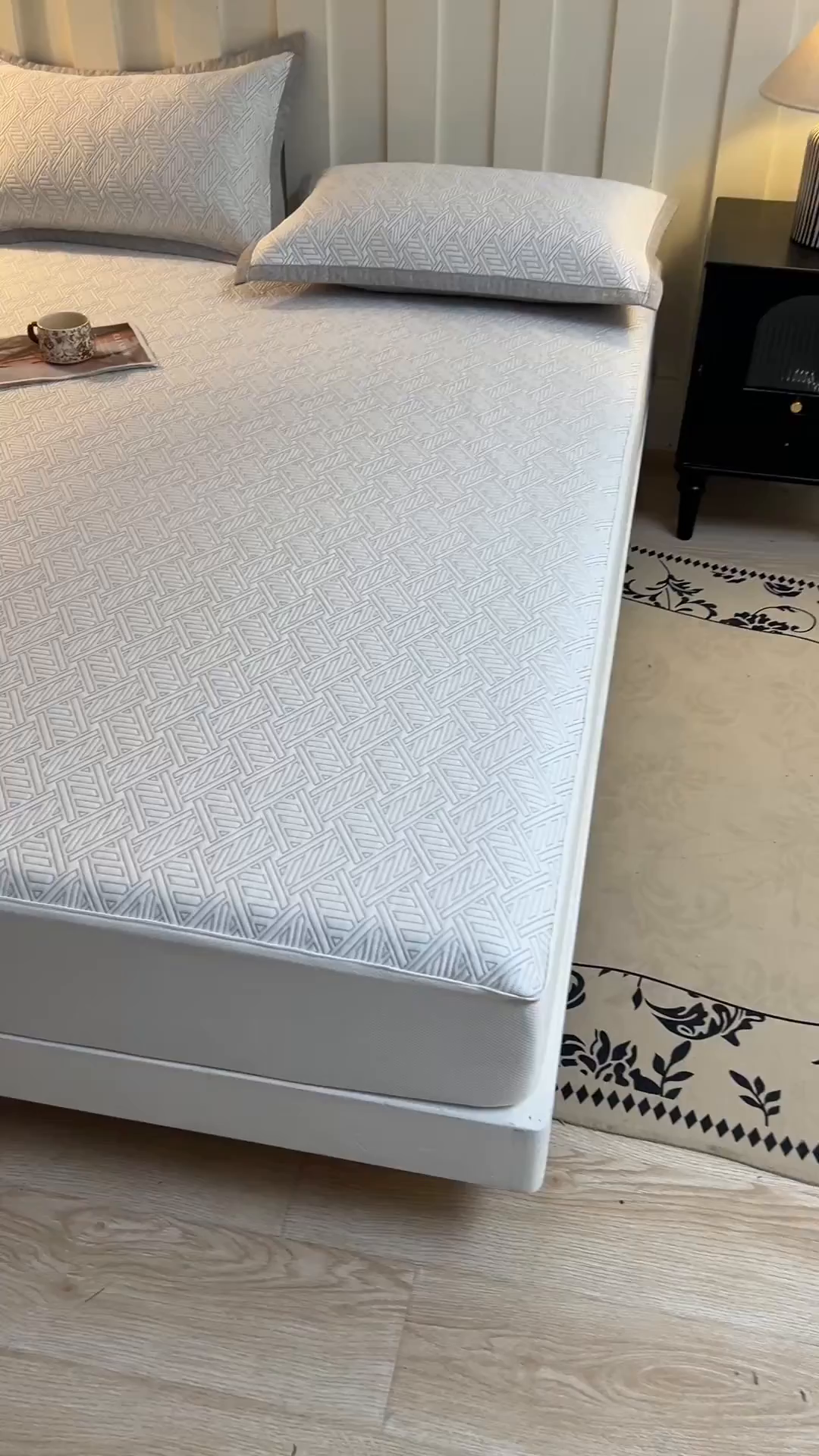 91家纺网 家纺一手货源 找家纺 耐思家纺 2026新款高端三明治硅胶复合PE乙纶提花冰豆豆凉席空调席韩版NIS系列（提供买家秀）床笠款 韩INS-纵横灰