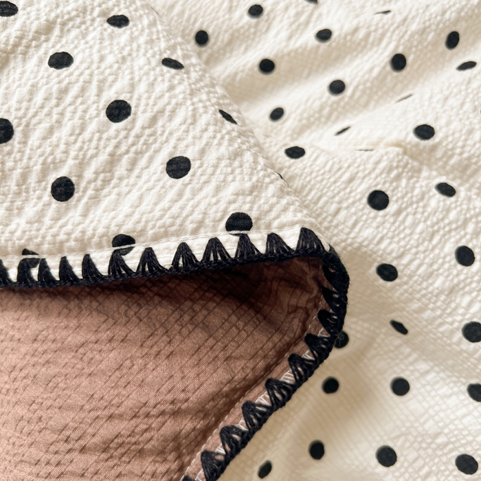 91家纺网 家纺一手货源 找家纺 禾沐 2026新款泡芙纱三角针床盖夏被四件套 波点