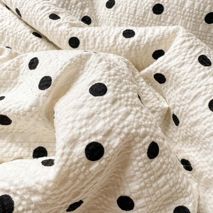 91家纺网 家纺一手货源 找家纺 禾沐 2026新款泡芙纱三角针床盖夏被四件套 波点