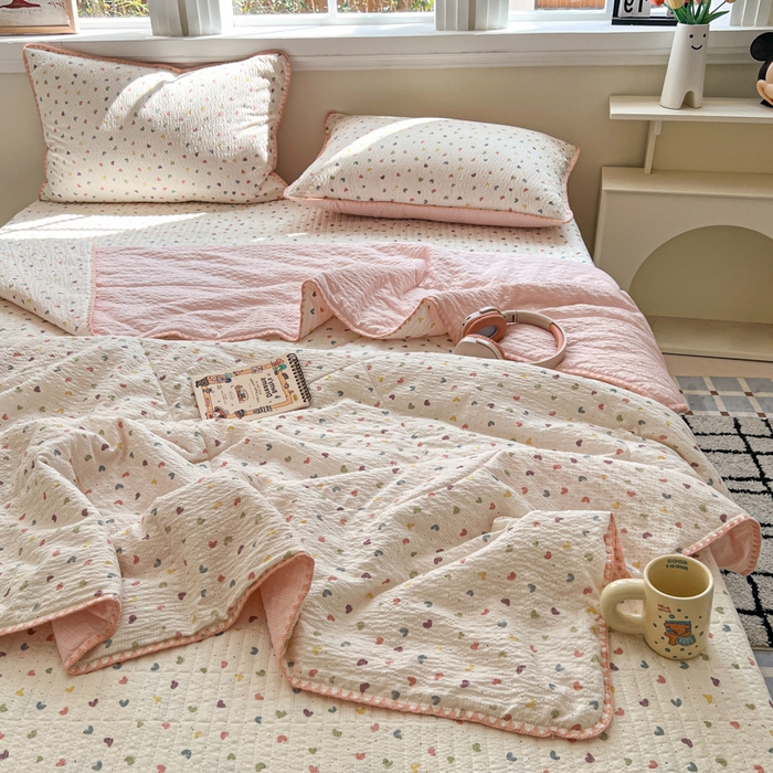 91家纺网 家纺一手货源 找家纺 禾沐 2026新款泡芙纱三角针床盖夏被四件套 粉色小心心