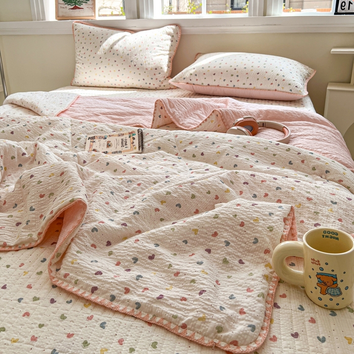 91家纺网 家纺一手货源 找家纺 禾沐 2026新款泡芙纱三角针床盖夏被四件套 粉色小心心