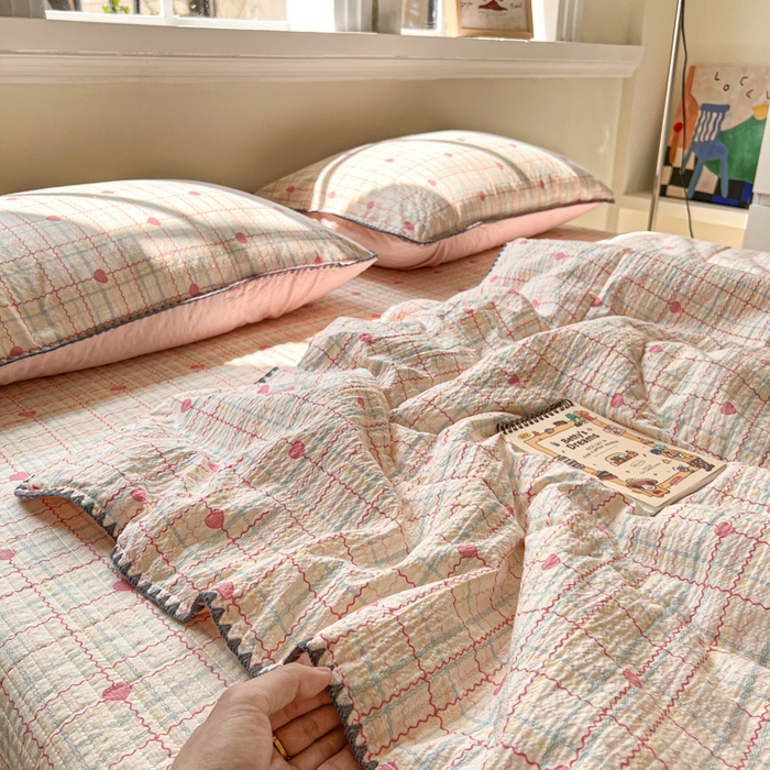 91家纺网 家纺一手货源 找家纺 禾沐 2026新款泡芙纱三角针床盖夏被四件套 格格心