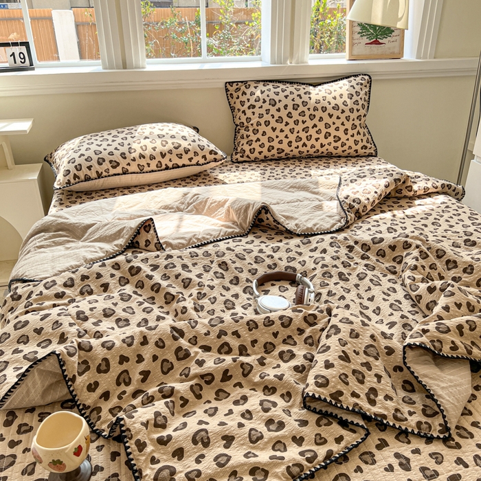 91家纺网 家纺一手货源 找家纺 禾沐 2026新款泡芙纱三角针床盖夏被四件套 咖豹纹