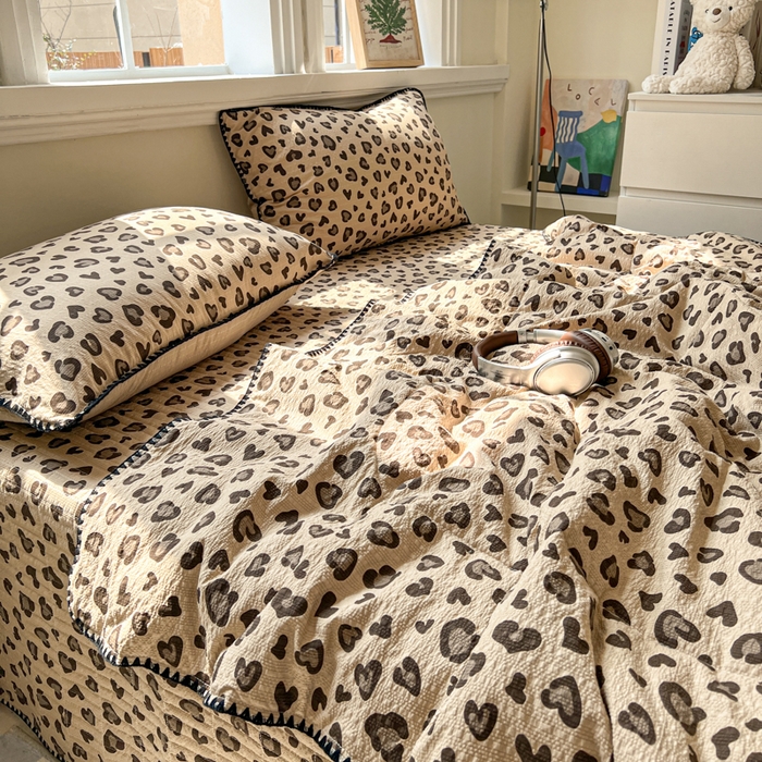 91家纺网 家纺一手货源 找家纺 禾沐 2026新款泡芙纱三角针床盖夏被四件套 咖豹纹