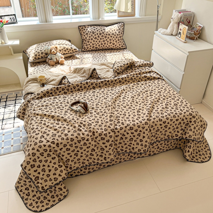 91家纺网 家纺一手货源 找家纺 禾沐 2026新款泡芙纱三角针床盖夏被四件套 咖豹纹