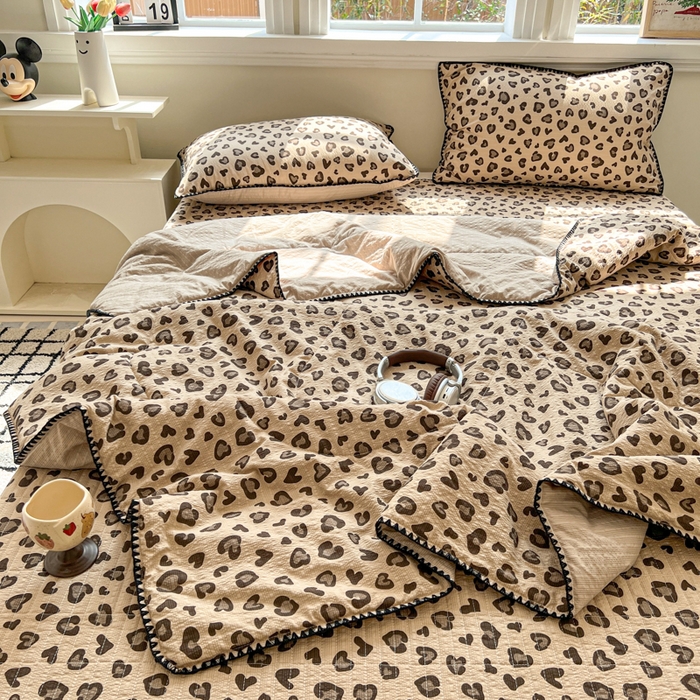 91家纺网 家纺一手货源 找家纺 禾沐 2026新款泡芙纱三角针床盖夏被四件套 咖豹纹