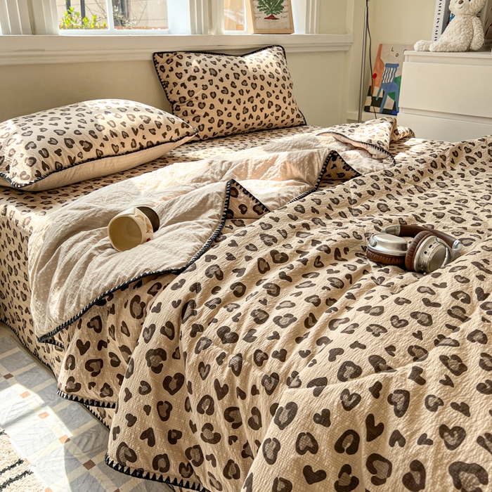 91家纺网 家纺一手货源 找家纺 禾沐 2026新款泡芙纱三角针床盖夏被四件套 咖豹纹