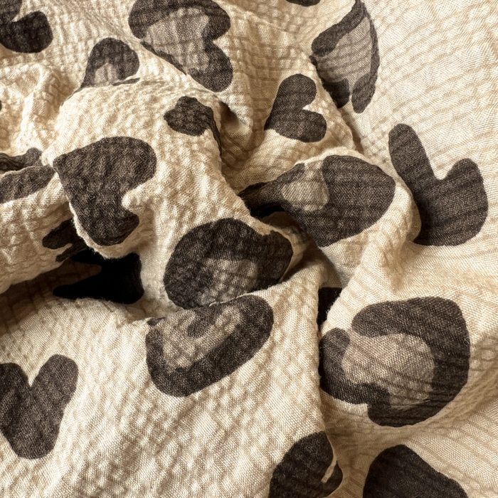 91家纺网 家纺一手货源 找家纺 禾沐 2026新款泡芙纱三角针床盖夏被四件套 咖豹纹