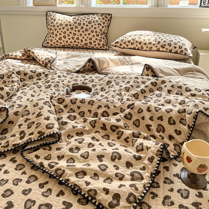 91家纺网 家纺一手货源 找家纺 禾沐 2026新款泡芙纱三角针床盖夏被四件套 咖豹纹