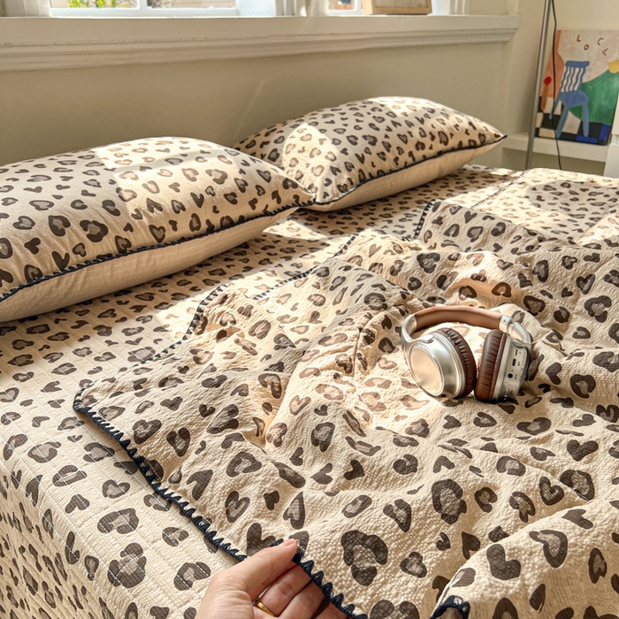 91家纺网 家纺一手货源 找家纺 禾沐 2026新款泡芙纱三角针床盖夏被四件套 咖豹纹