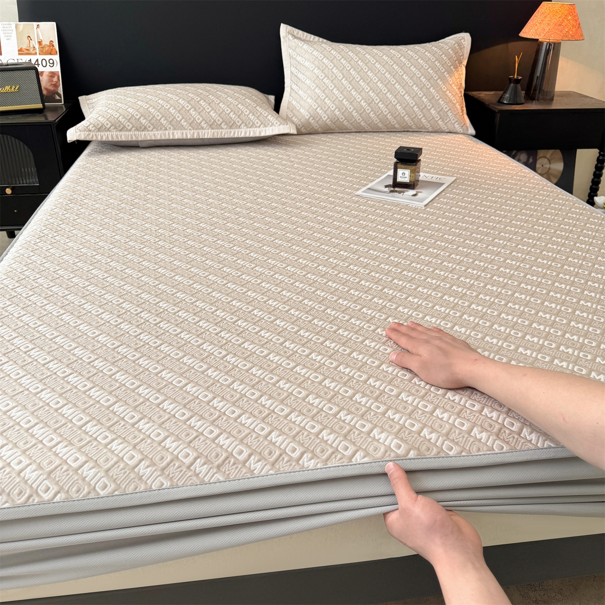 91家纺网 家纺一手货源 找家纺 耐思家纺 2026新款A类高端pe双面乙纶冰豆豆凉席摩登MIO系列（提供买家秀） 摩登MIO-卡其床笠款