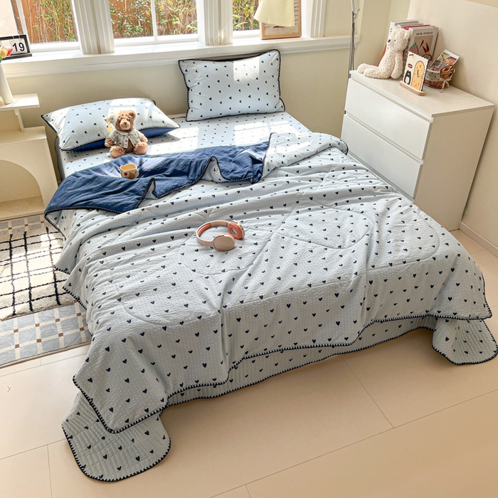 91家纺网 家纺一手货源 找家纺 禾沐 2026新款泡芙纱三角针床盖夏被四件套 兰爱心