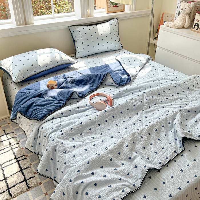 91家纺网 家纺一手货源 找家纺 禾沐 2026新款泡芙纱三角针床盖夏被四件套 兰爱心