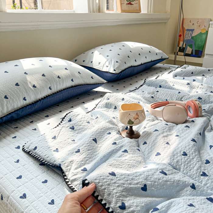 91家纺网 家纺一手货源 找家纺 禾沐 2026新款泡芙纱三角针床盖夏被四件套 兰爱心