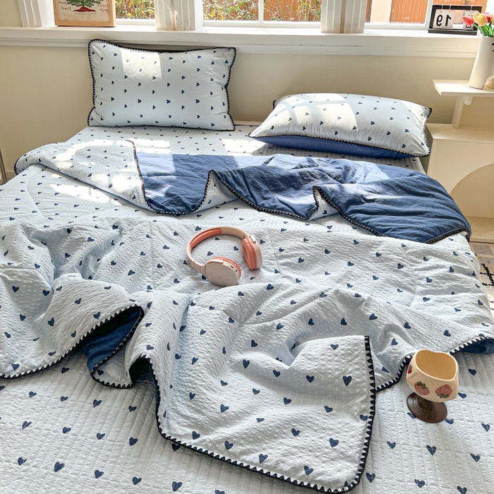 91家纺网 家纺一手货源 找家纺 禾沐 2026新款泡芙纱三角针床盖夏被四件套 兰爱心