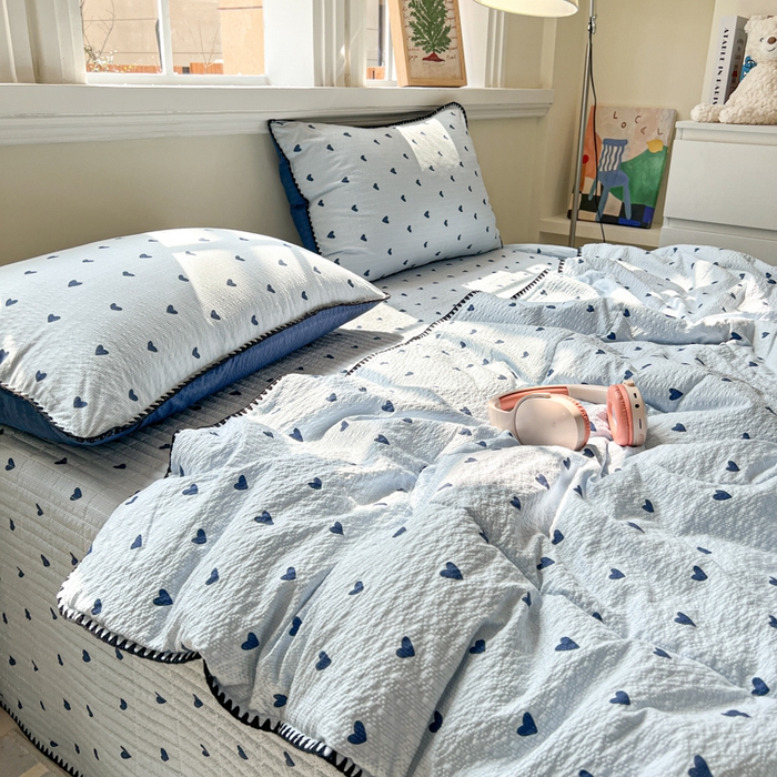 91家纺网 家纺一手货源 找家纺 禾沐 2026新款泡芙纱三角针床盖夏被四件套 兰爱心