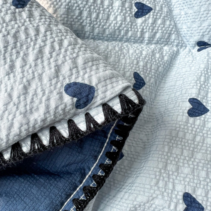 91家纺网 家纺一手货源 找家纺 禾沐 2026新款泡芙纱三角针床盖夏被四件套 兰爱心