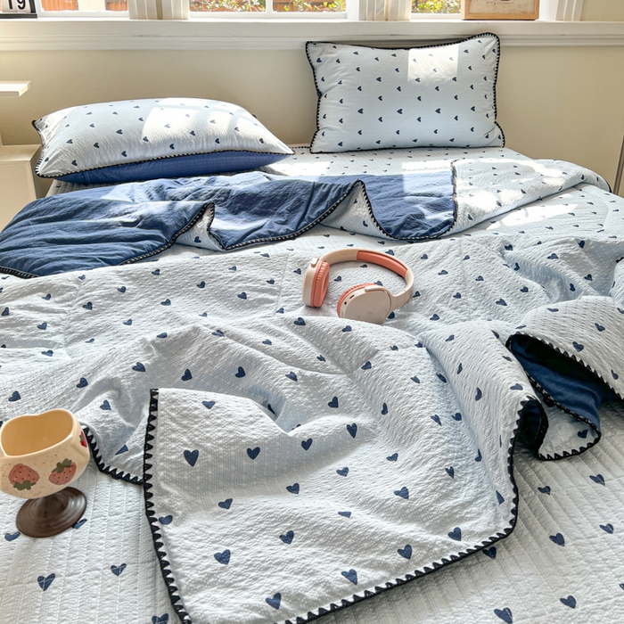 91家纺网 家纺一手货源 找家纺 禾沐 2026新款泡芙纱三角针床盖夏被四件套 兰爱心