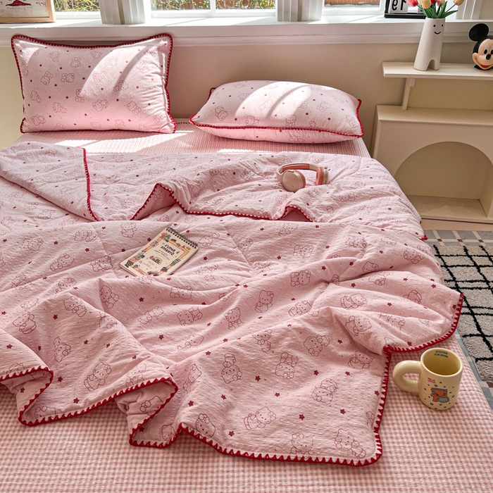 91家纺网 家纺一手货源 找家纺 禾沐 2026新款泡芙纱三角针床盖夏被四件套 描线小猫粉