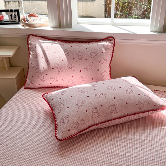 91家纺网 家纺一手货源 找家纺 禾沐 2026新款泡芙纱三角针床盖夏被四件套 描线小猫粉