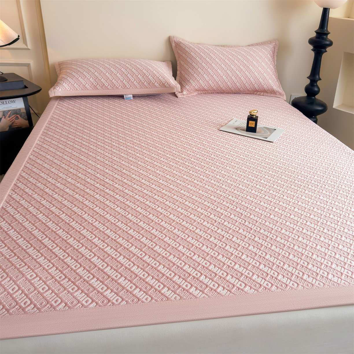 91家纺网 家纺一手货源 找家纺 耐思家纺 2026新款A类高端pe双面乙纶冰豆豆凉席摩登MIO系列（提供买家秀） 摩登MIO-粉床席款