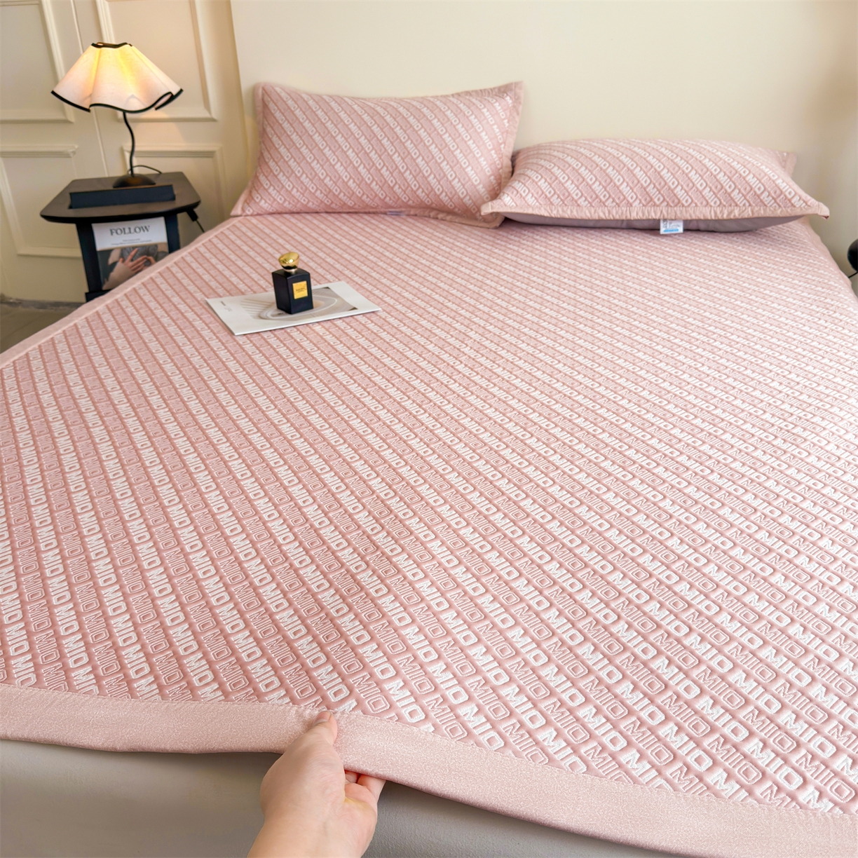 91家纺网 家纺一手货源 找家纺 耐思家纺 2026新款A类高端pe双面乙纶冰豆豆凉席摩登MIO系列（提供买家秀） 摩登MIO-粉床席款