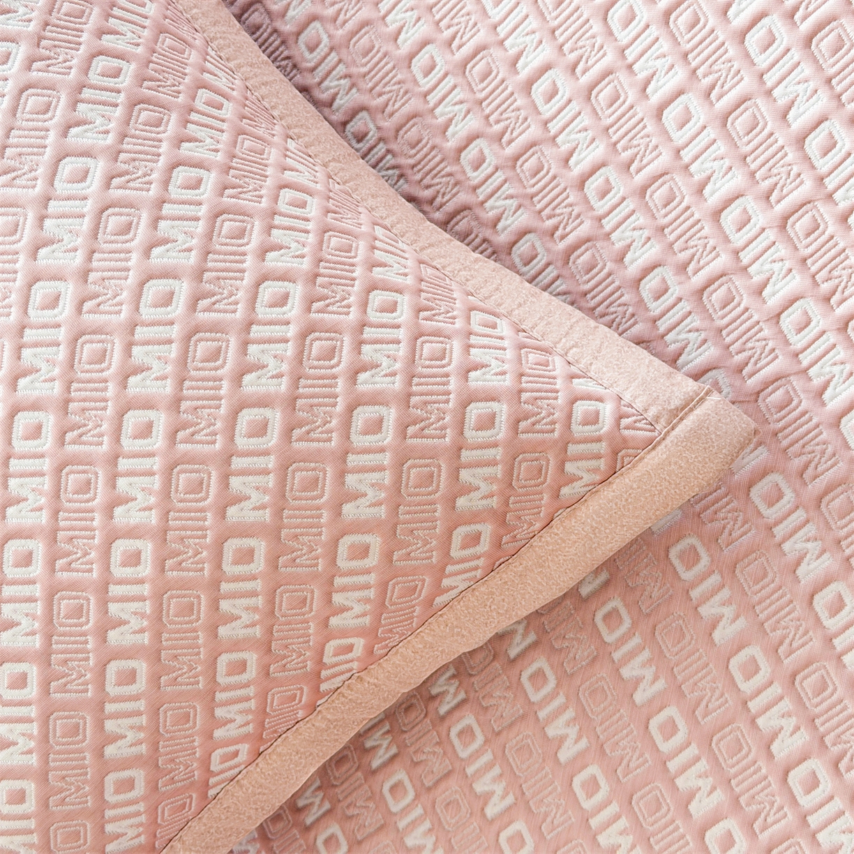 91家纺网 家纺一手货源 找家纺 耐思家纺 2026新款A类高端pe双面乙纶冰豆豆凉席摩登MIO系列（提供买家秀） 摩登MIO-粉床席款