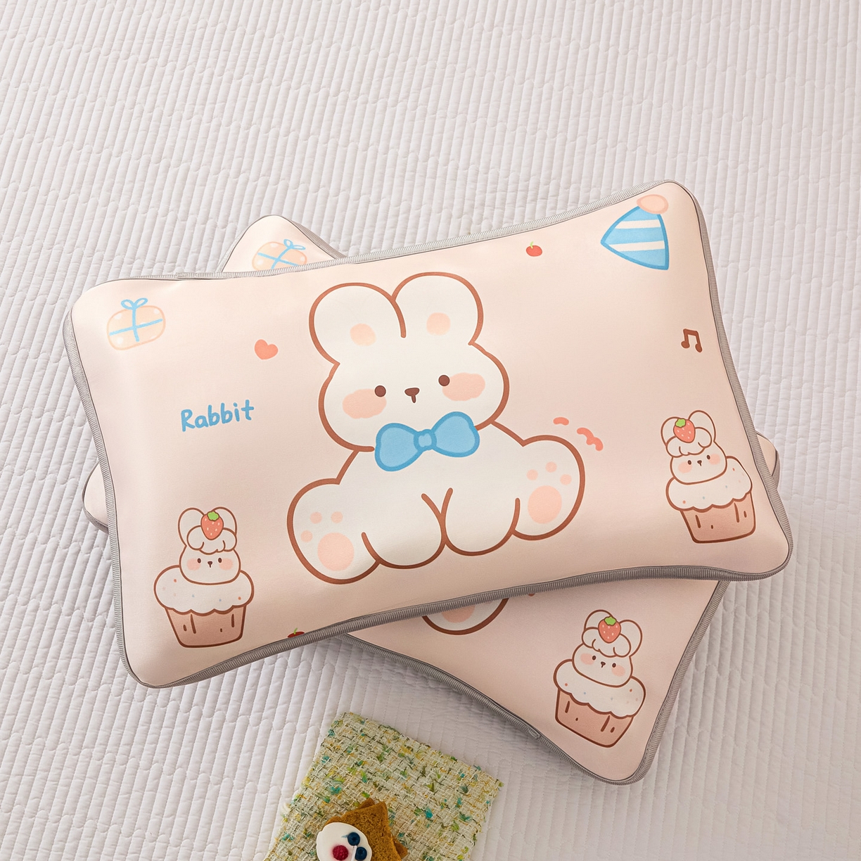 91家纺网 家纺一手货源 找家纺 云恋家纺 2026新款儿童卡通A类冰丝凉席枕套一对装夏季凉感丝可拆枕头儿童学生单人枕芯套 奶酪萌兔