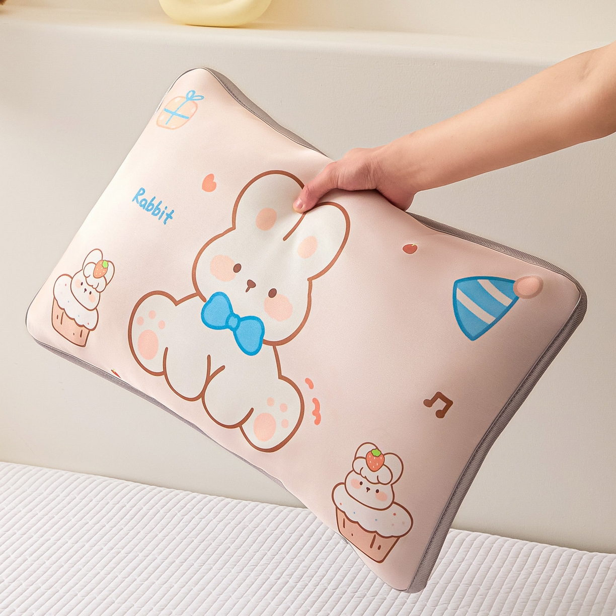 91家纺网 家纺一手货源 找家纺 云恋家纺 2026新款儿童卡通A类冰丝凉席枕套一对装夏季凉感丝可拆枕头儿童学生单人枕芯套 奶酪萌兔