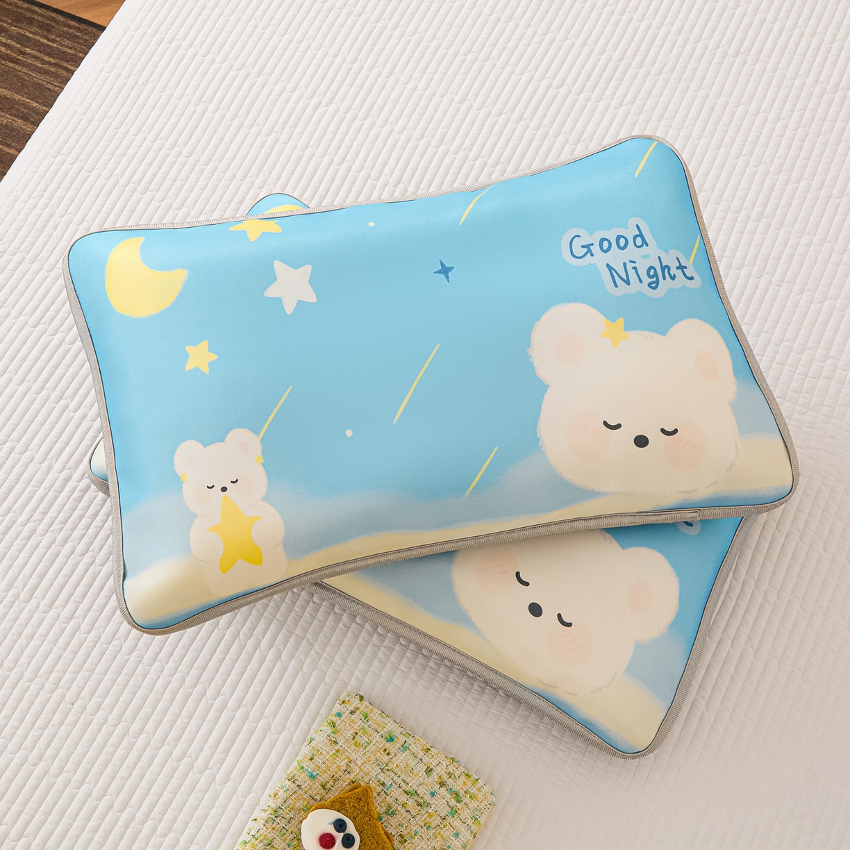 91家纺网 家纺一手货源 找家纺 云恋家纺 2026新款儿童卡通A类冰丝凉席枕套一对装夏季凉感丝可拆枕头儿童学生单人枕芯套 晚安熊