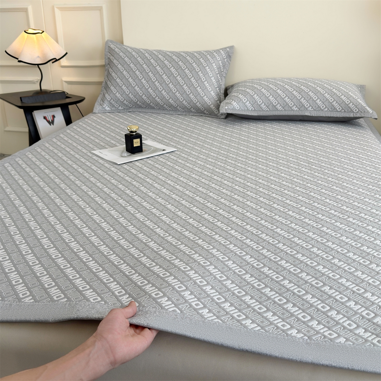 91家纺网 家纺一手货源 找家纺 耐思家纺 2026新款A类高端pe双面乙纶冰豆豆凉席摩登MIO系列（提供买家秀） 摩登MIO-灰床席款