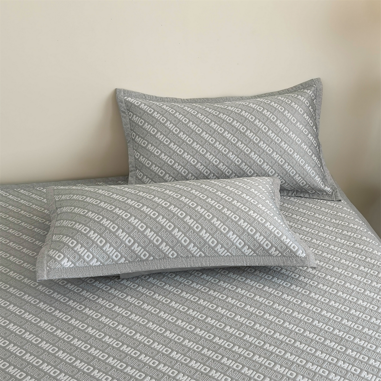 91家纺网 家纺一手货源 找家纺 耐思家纺 2026新款A类高端pe双面乙纶冰豆豆凉席摩登MIO系列（提供买家秀） 摩登MIO-灰床席款