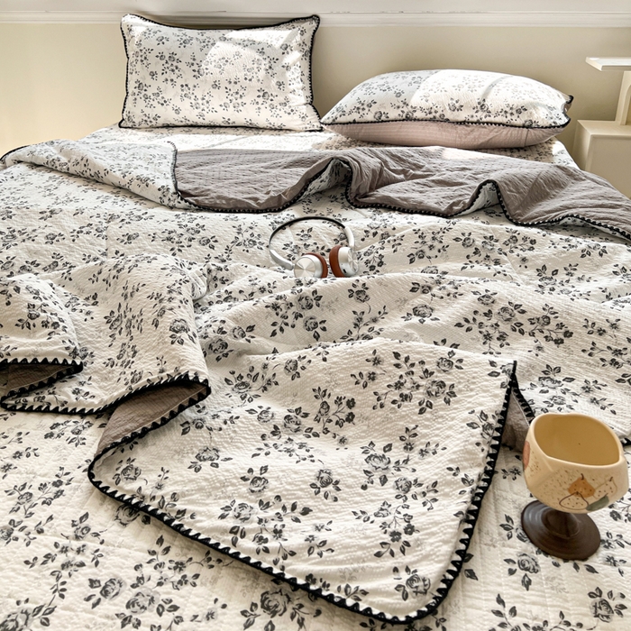 91家纺网 家纺一手货源 找家纺 禾沐 2026新款泡芙纱三角针床盖夏被四件套 只闻花香