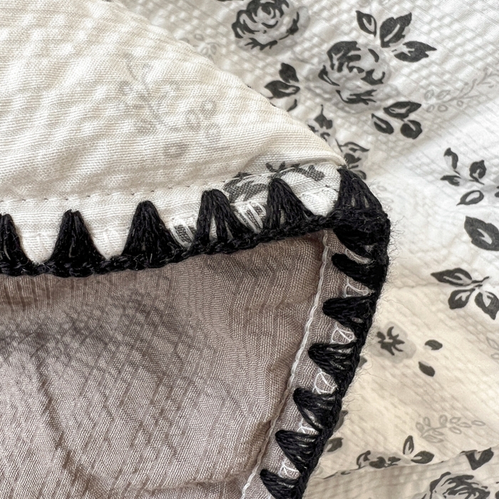 91家纺网 家纺一手货源 找家纺 禾沐 2026新款泡芙纱三角针床盖夏被四件套 只闻花香