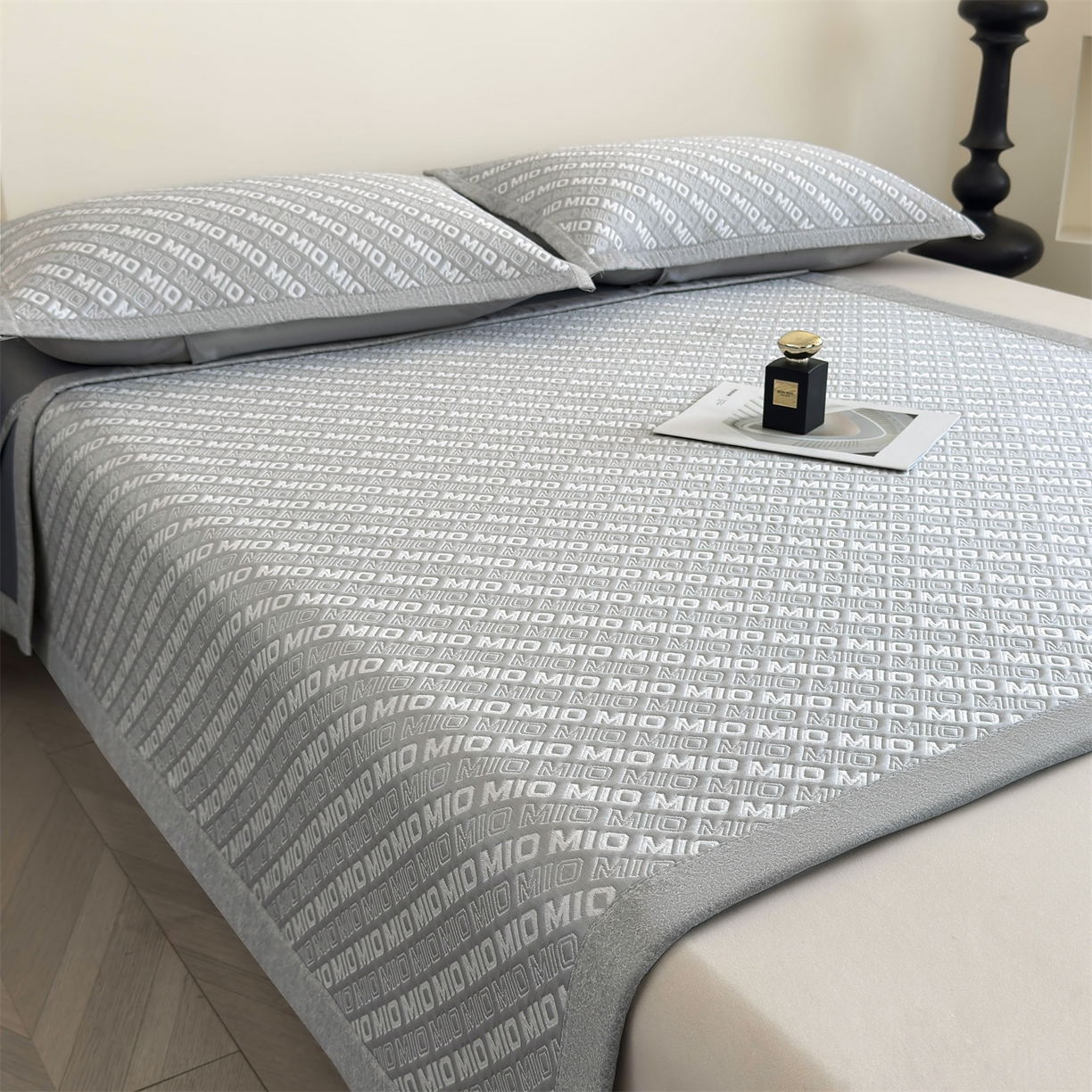 91家纺网 家纺一手货源 找家纺 耐思家纺 2026新款A类高端pe双面乙纶冰豆豆凉席摩登MIO系列（提供买家秀） 摩登MIO-灰床席款